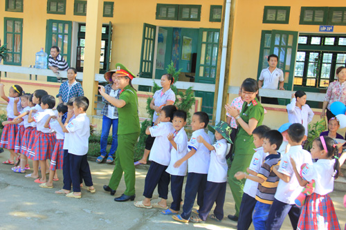 The PPA’s lecturers and students played the traditional games with the children in the first day of school
